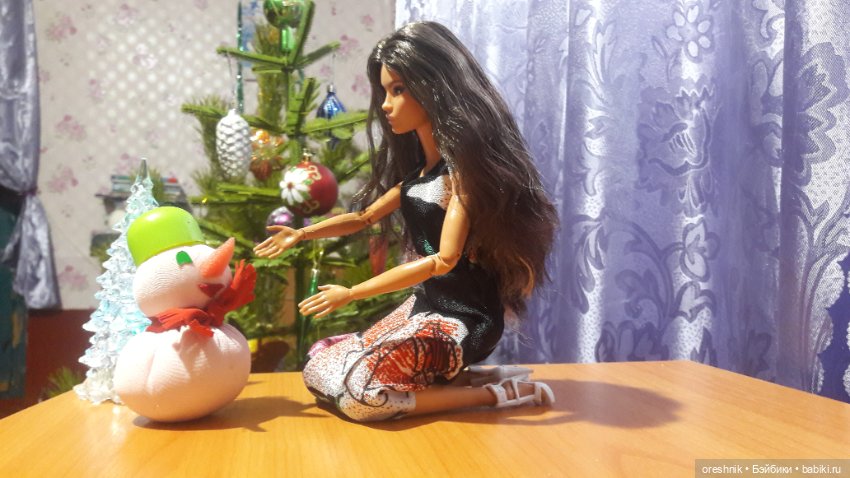 Новый Год подходит – ёлку в дом заводит