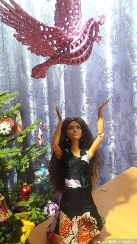 Новый Год подходит – ёлку в дом заводит