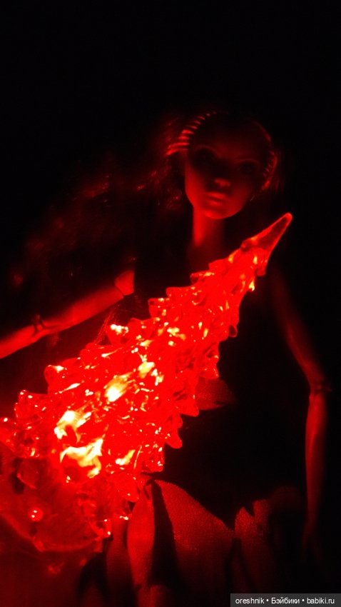 Новый Год подходит – ёлку в дом заводит