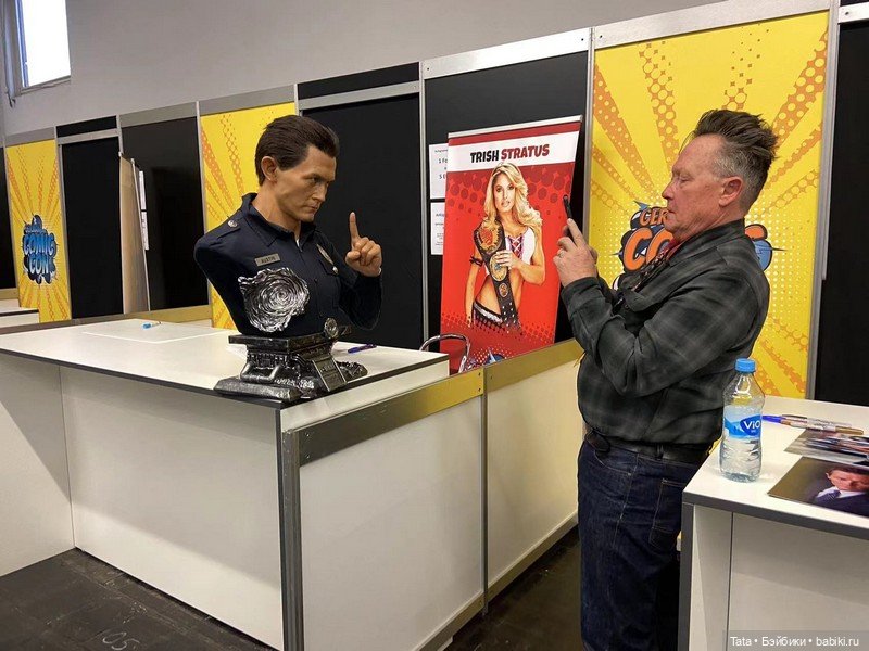 64-летний Рoберт Πaтрик и бюст Т-1000 на прошeдшeм Соmic-Cоn в Гермaнии (фото 7)