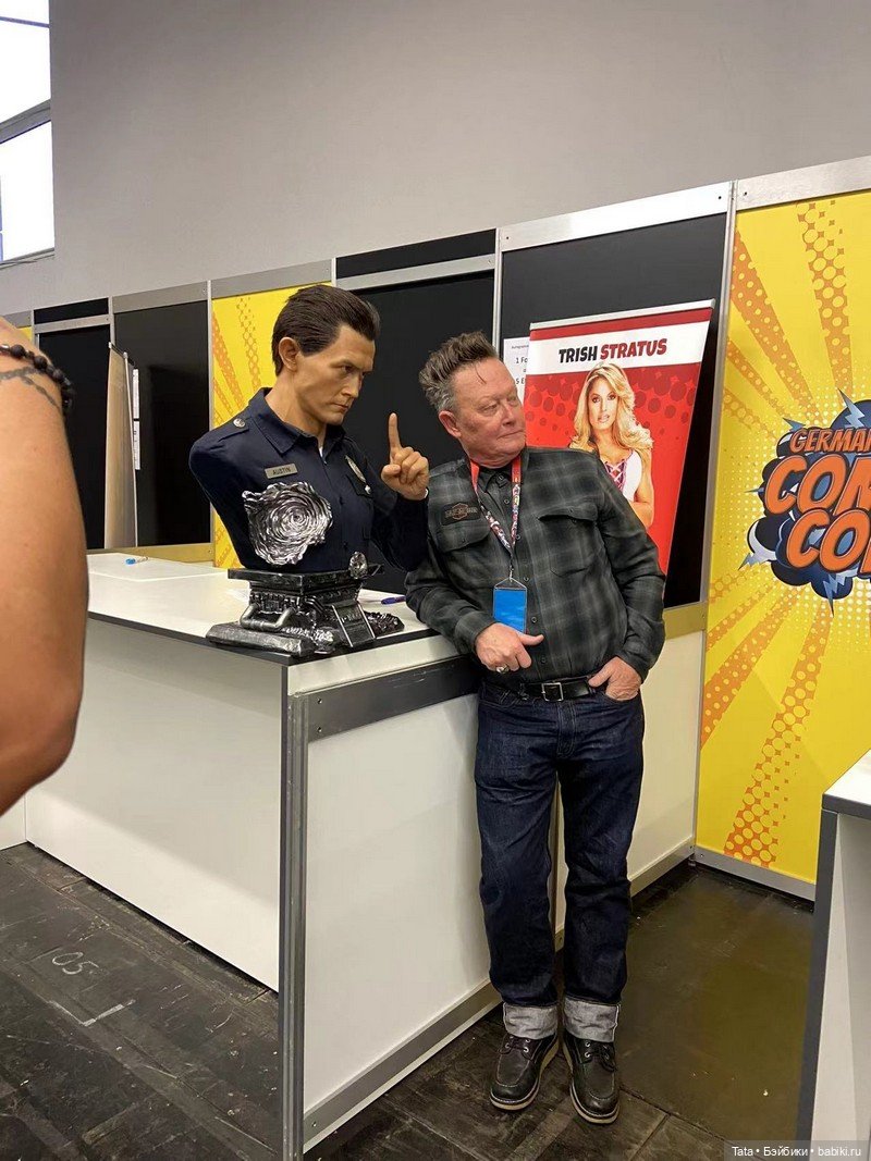 64-летний Рoберт Πaтрик и бюст Т-1000 на прошeдшeм Соmic-Cоn в Гермaнии (фото 2)