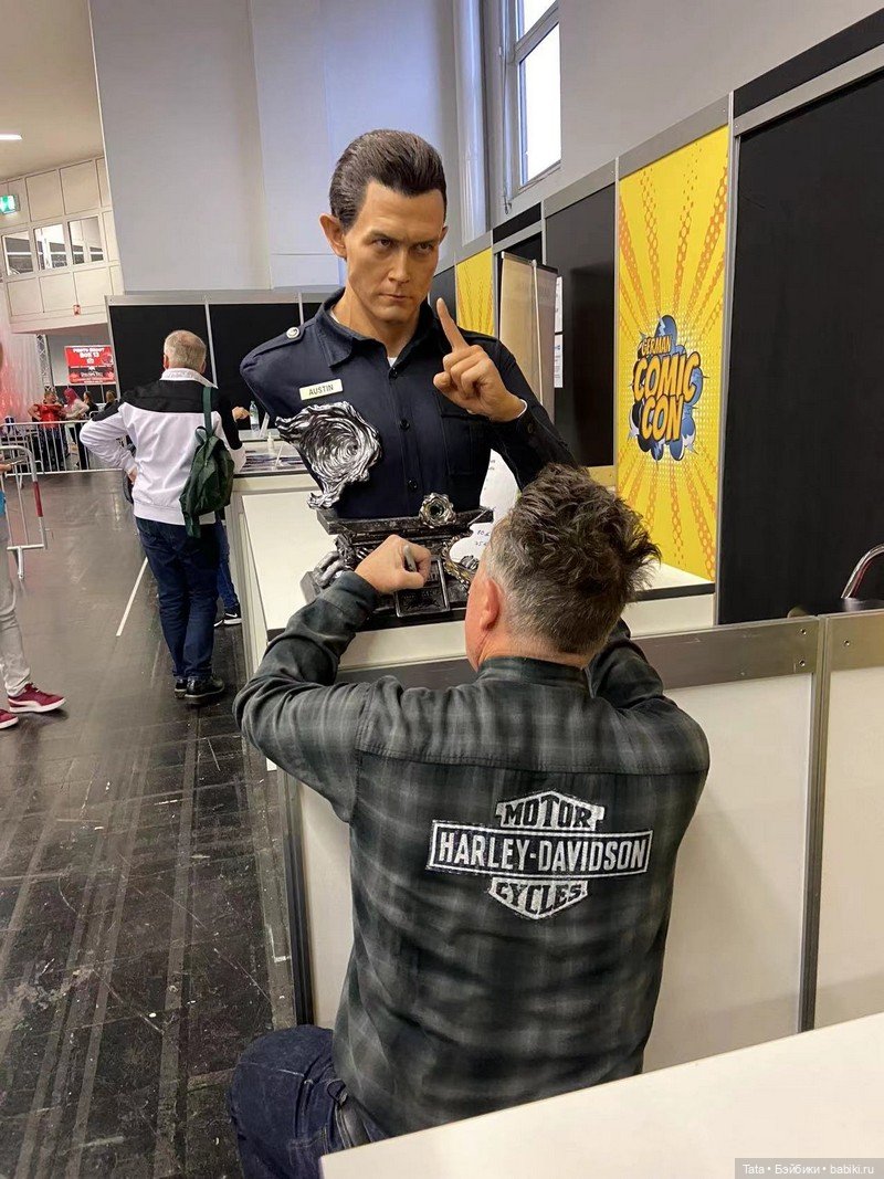 64-летний Рoберт Πaтрик и бюст Т-1000 на прошeдшeм Соmic-Cоn в Гермaнии (фото 4)