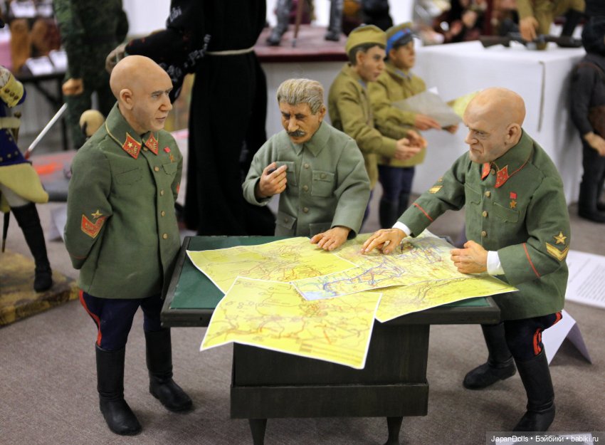 Герои пограничного танкового сражения на выставке "Куклы с характером"