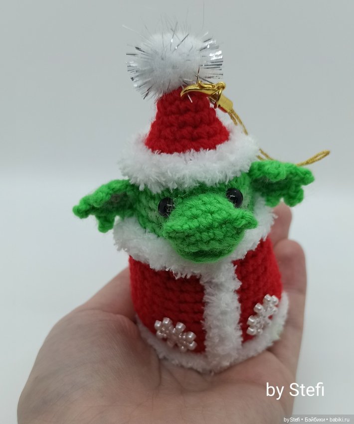 Дракошка в костюме Деда Мороза (фото 5)