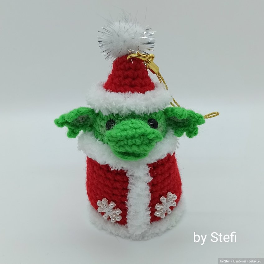 Дракошка в костюме Деда Мороза