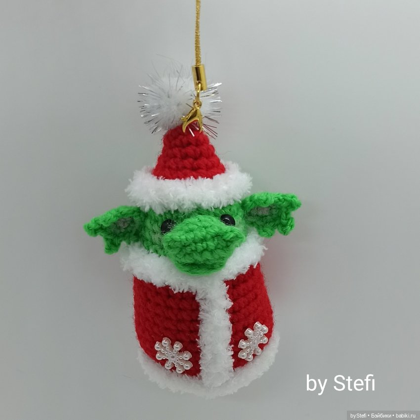 Дракошка в костюме Деда Мороза (фото 7)