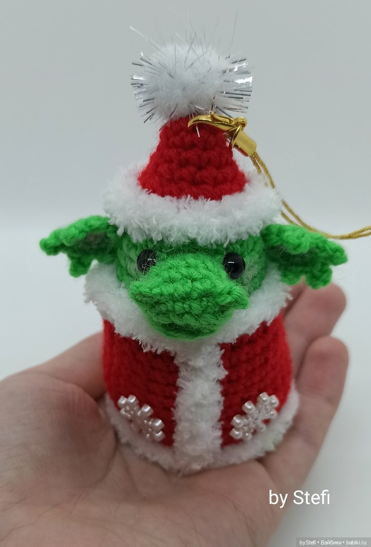 Дракошка в костюме Деда Мороза (фото 6)