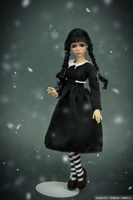 Аврора в роли Вэнсдей Адамс