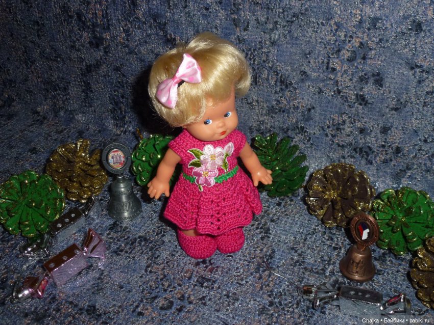 Вязаный наряд "Малиновое Счастье" на кукол косолапок и кисс ми - 17 см и 18 см (фото 4)