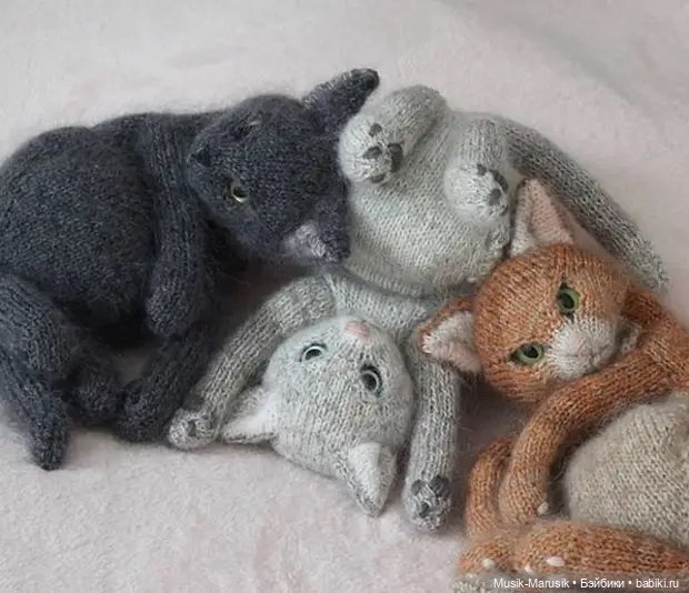 Милые котики: такие вязаные лапки и круглые животики «пощекочут» ваше сердце (фото 10)