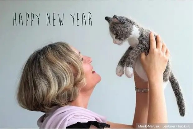 Милые котики: такие вязаные лапки и круглые животики «пощекочут» ваше сердце (фото 2)