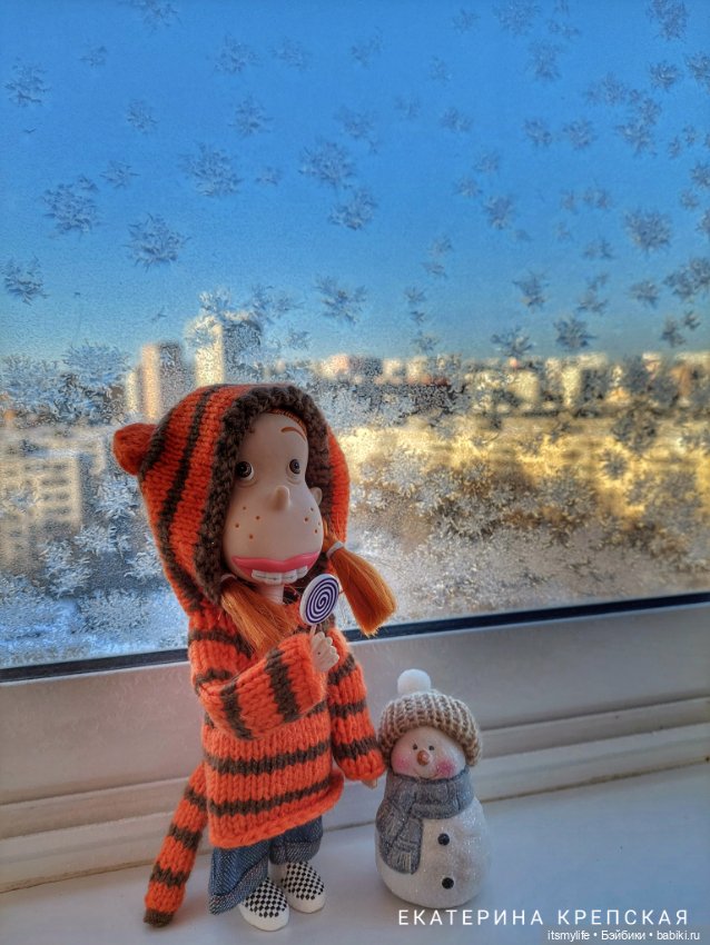 Веснушка Thornberry Торнберри и снежинки на окне❄️