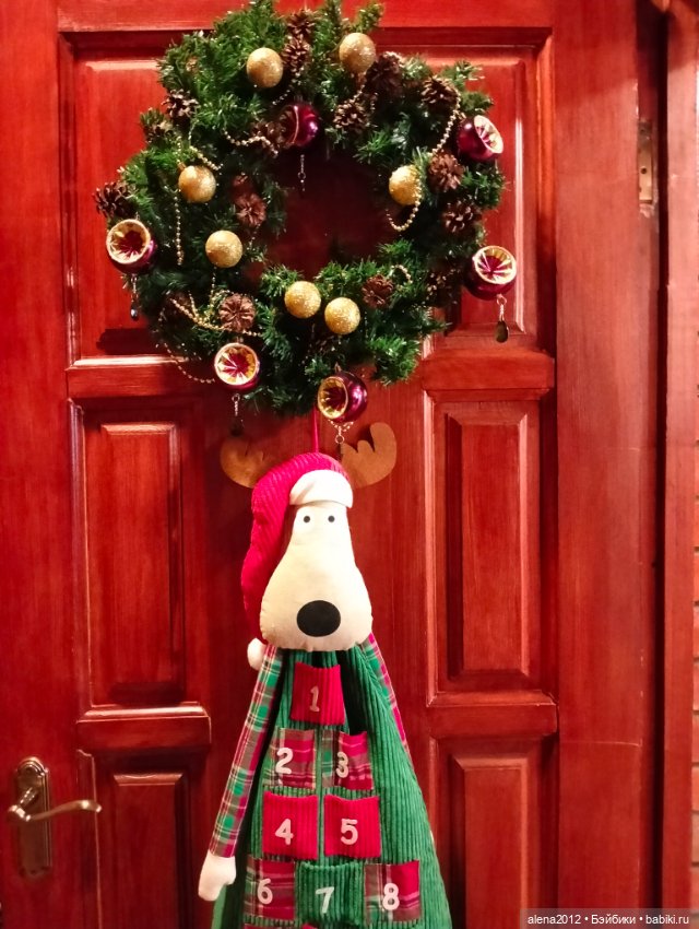 Пора убирать ёлку, а так не хочется. Фото на память