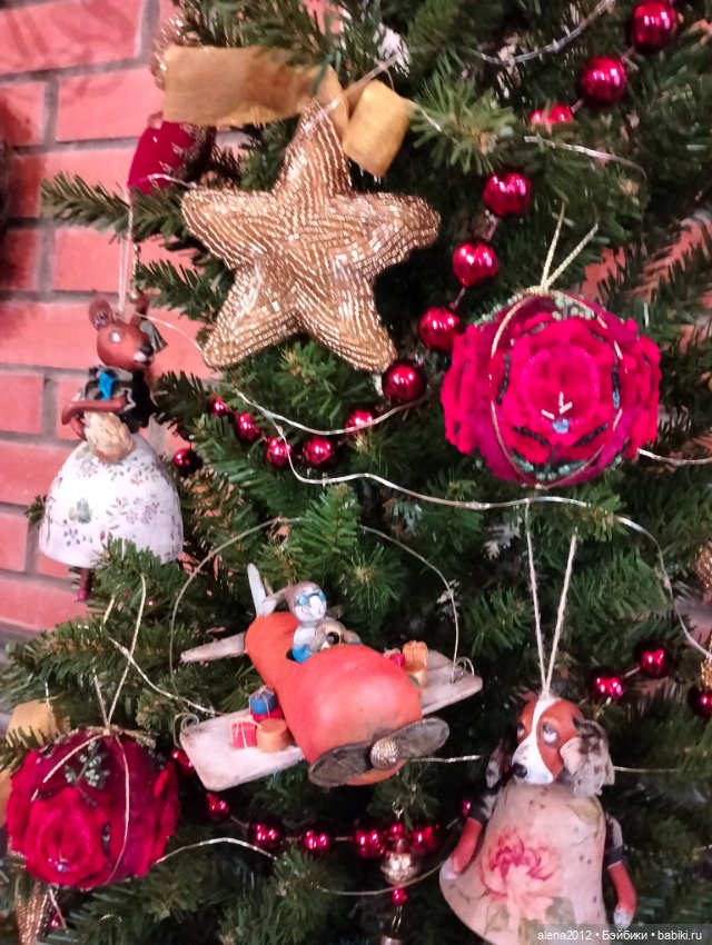 Пора убирать ёлку, а так не хочется. Фото на память