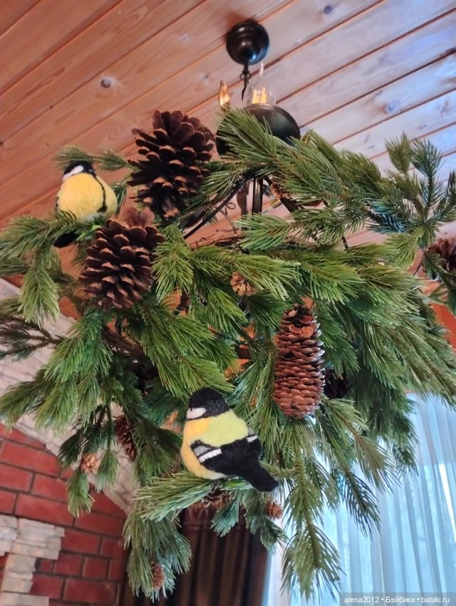 Пора убирать ёлку, а так не хочется. Фото на память