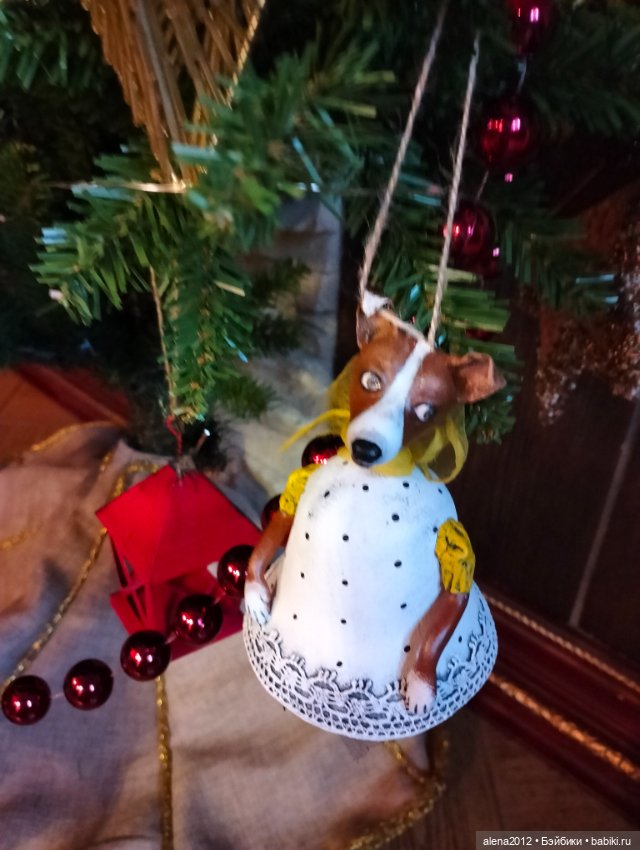 Пора убирать ёлку, а так не хочется. Фото на память