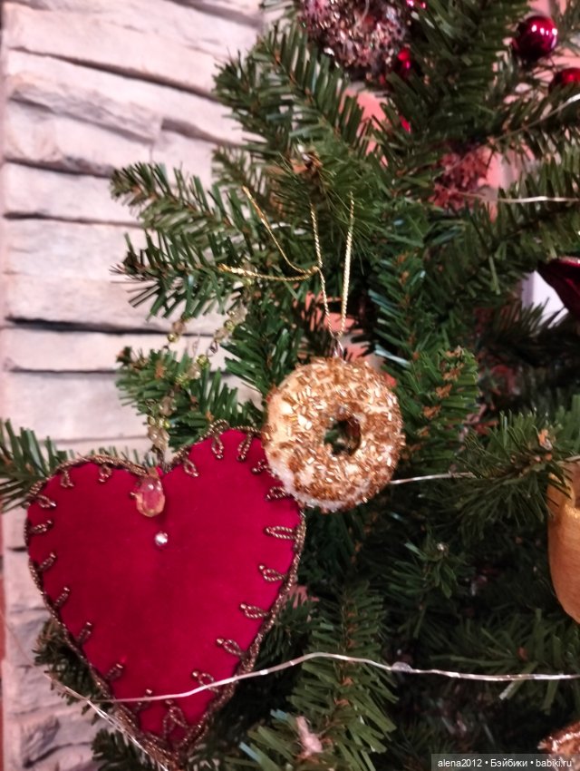 Пора убирать ёлку, а так не хочется. Фото на память