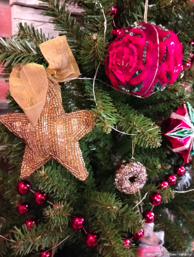 Пора убирать ёлку, а так не хочется. Фото на память