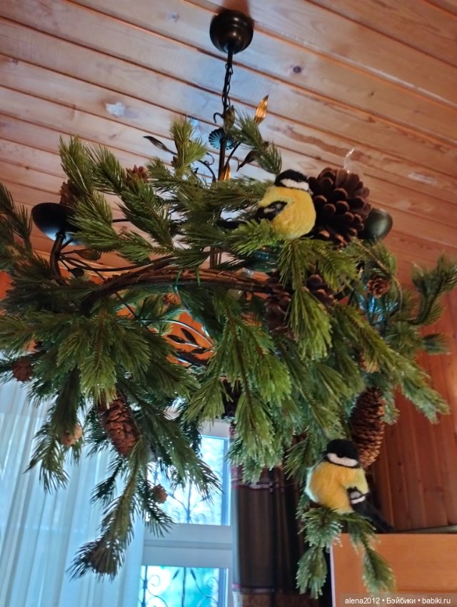 Пора убирать ёлку, а так не хочется. Фото на память