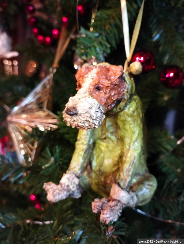 Пора убирать ёлку, а так не хочется. Фото на память