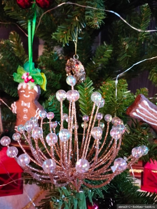 Пора убирать ёлку, а так не хочется. Фото на память