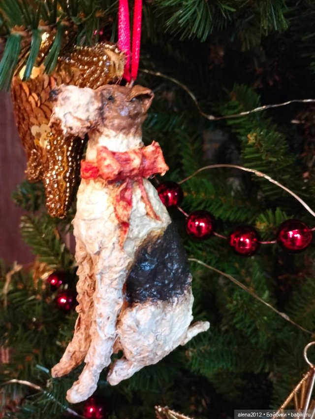 Пора убирать ёлку, а так не хочется. Фото на память