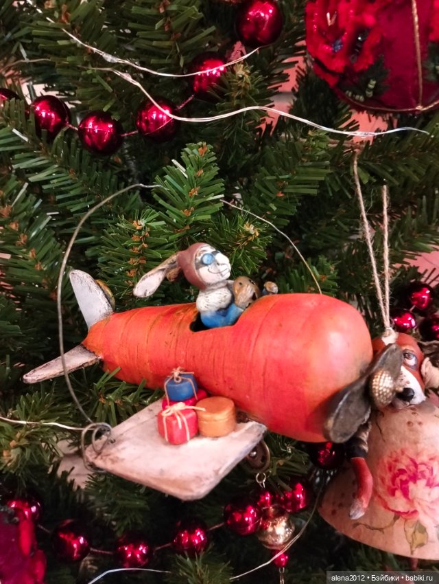 Пора убирать ёлку, а так не хочется. Фото на память