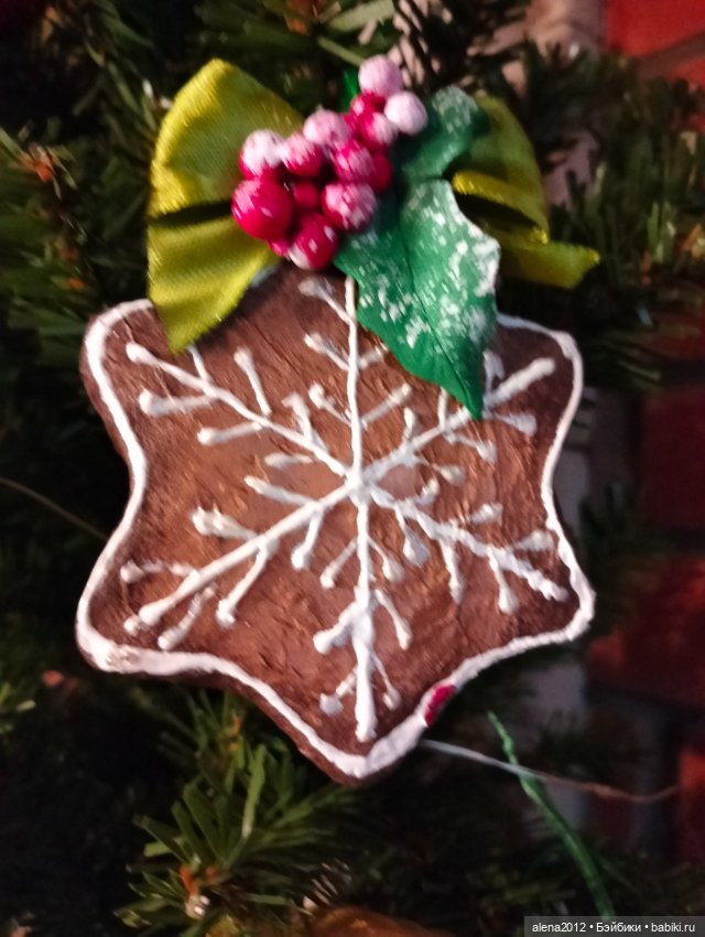 Пора убирать ёлку, а так не хочется. Фото на память