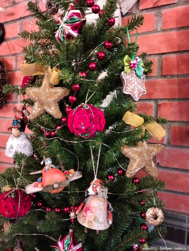 Пора убирать ёлку, а так не хочется. Фото на память