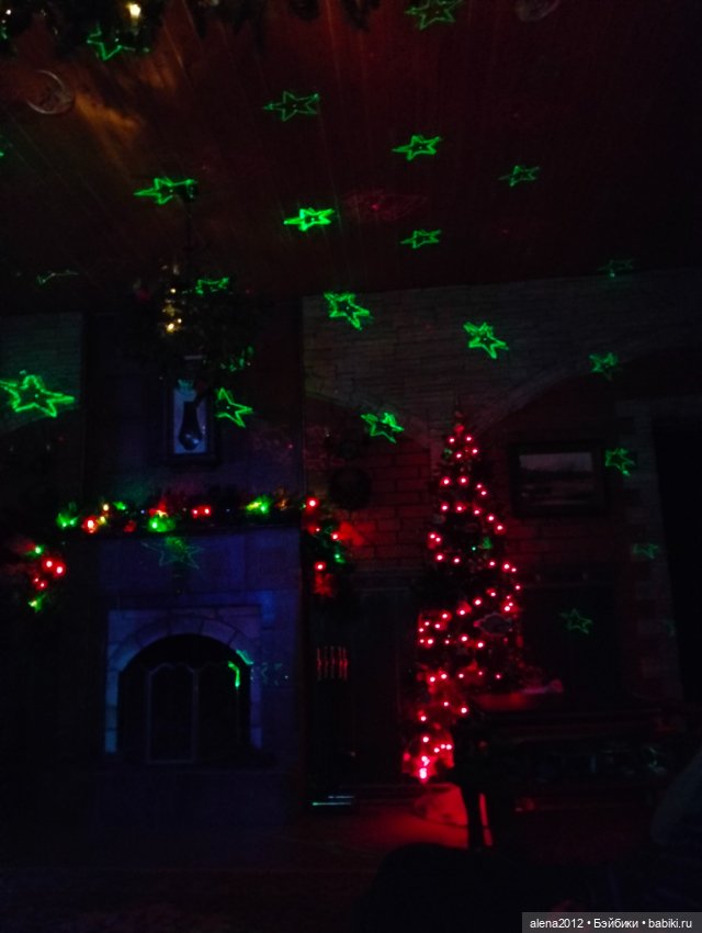 Пора убирать ёлку, а так не хочется. Фото на память