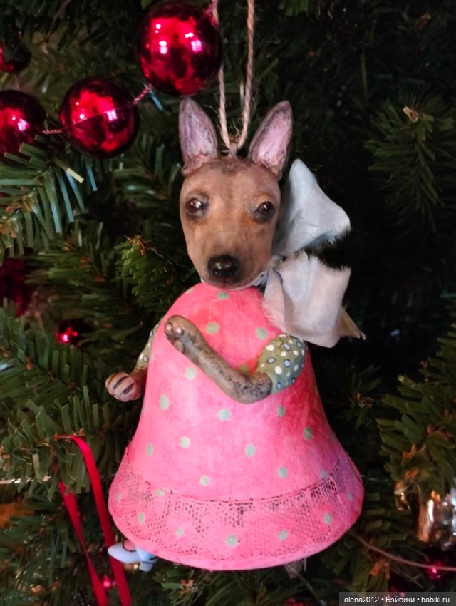 Пора убирать ёлку, а так не хочется. Фото на память