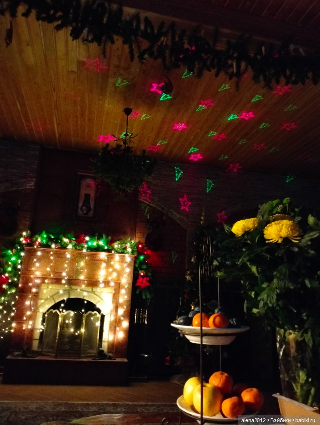 Пора убирать ёлку, а так не хочется. Фото на память