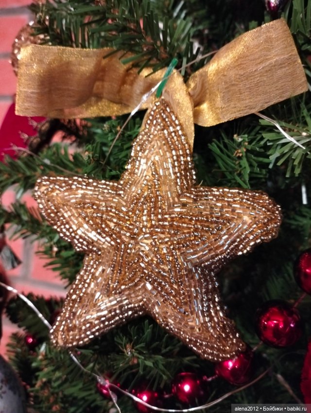 Пора убирать ёлку, а так не хочется. Фото на память