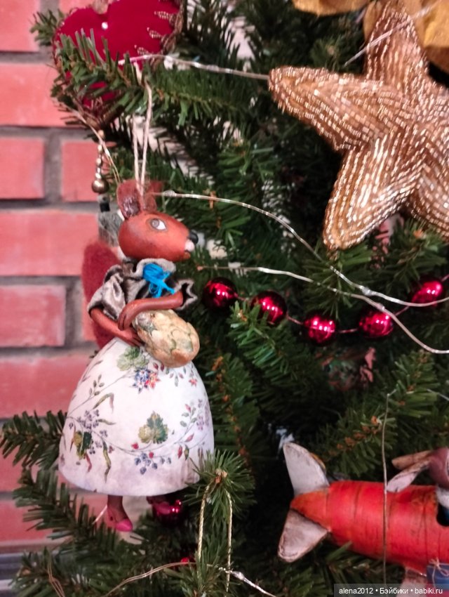 Пора убирать ёлку, а так не хочется. Фото на память