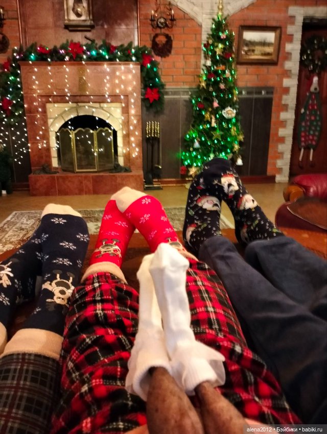 Пора убирать ёлку, а так не хочется. Фото на память