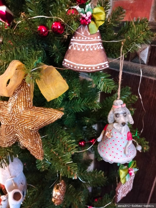 Пора убирать ёлку, а так не хочется. Фото на память