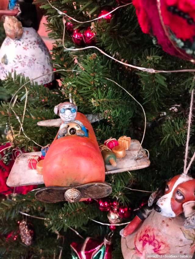 Пора убирать ёлку, а так не хочется. Фото на память