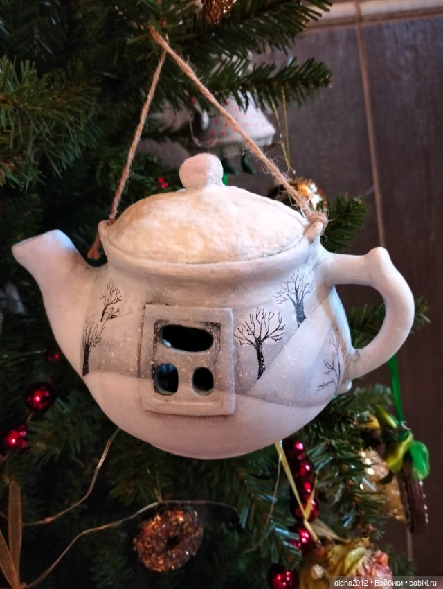 Пора убирать ёлку, а так не хочется. Фото на память