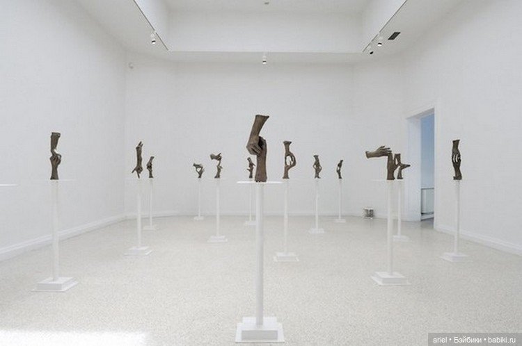Инсталляция «15 пар рук» от Брюса Наумана (Bruce Nauman) (фото 2)