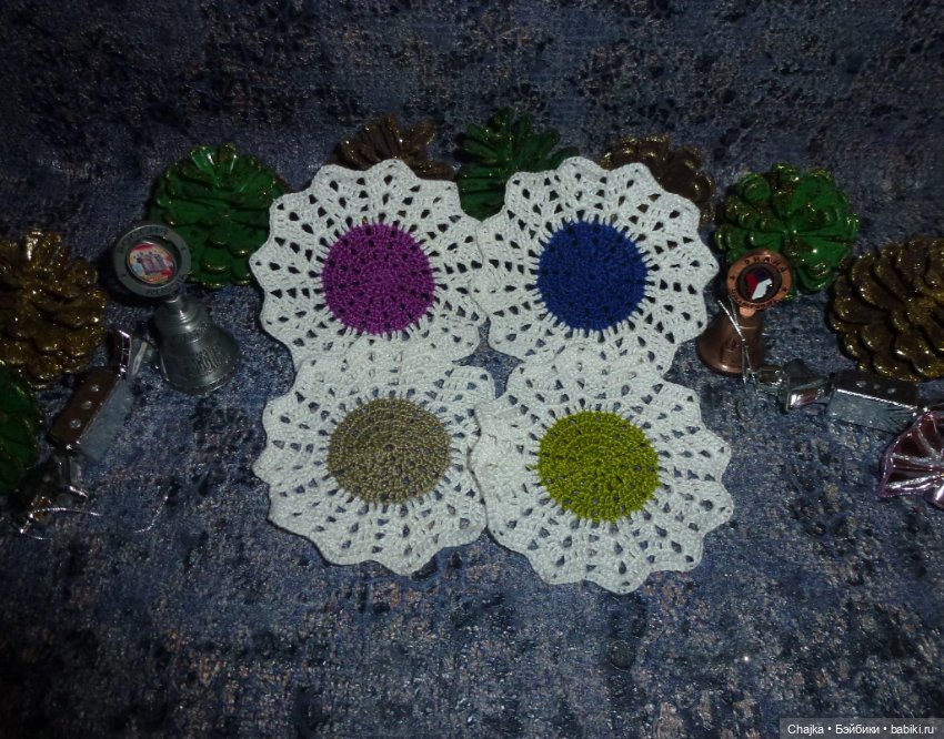 Аксессуары для кукольных домиков - маленькие вязаные салфетки (10 см) (фото 5)