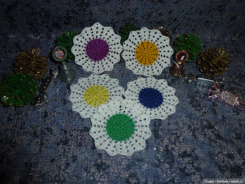 Аксессуары для кукольных домиков - маленькие вязаные салфетки (10 см) (фото 4)