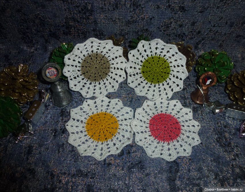 Аксессуары для кукольных домиков - маленькие вязаные салфетки (10 см) (фото 2)