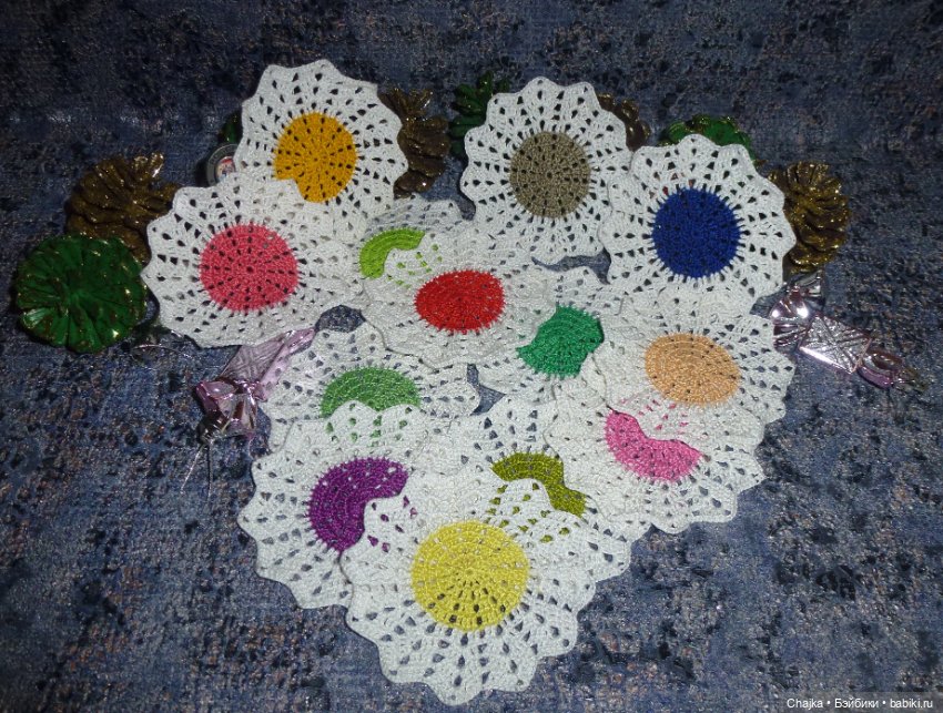 Аксессуары для кукольных домиков - маленькие вязаные салфетки (10 см)