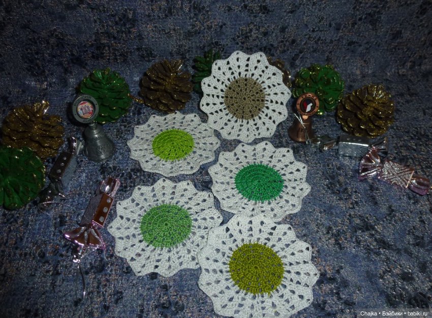 Аксессуары для кукольных домиков - маленькие вязаные салфетки (10 см) (фото 7)