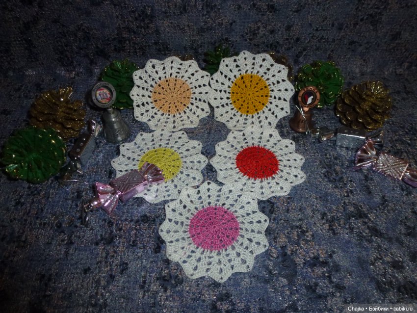 Аксессуары для кукольных домиков - маленькие вязаные салфетки (10 см) (фото 6)