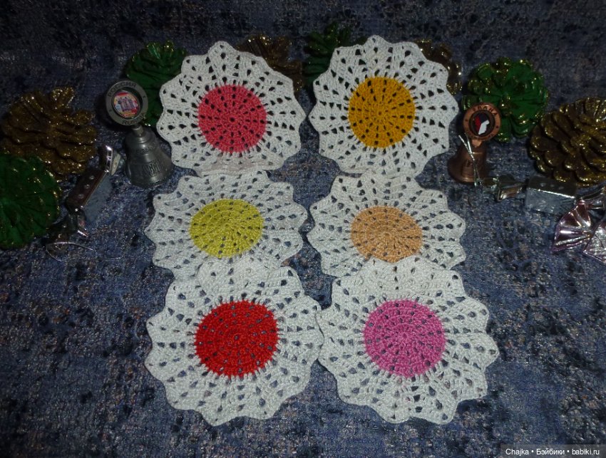 Аксессуары для кукольных домиков - маленькие вязаные салфетки (10 см) (фото 3)