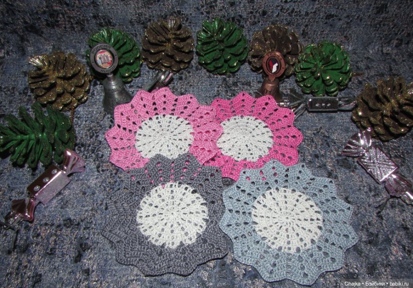 Аксессуары для кукольных домиков - маленькие вязаные салфетки (11 см) (фото 3)