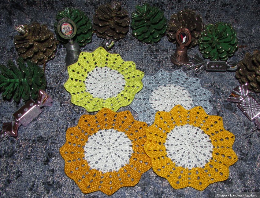 Аксессуары для кукольных домиков - маленькие вязаные салфетки (11 см) (фото 6)