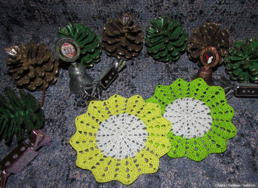 Аксессуары для кукольных домиков - маленькие вязаные салфетки (11 см) (фото 4)