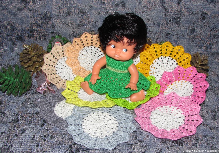 Аксессуары для кукольных домиков - маленькие вязаные салфетки (11 см)